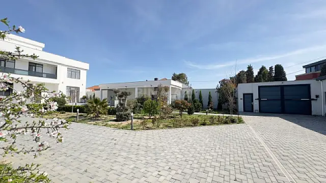Satılır 8 otaqlı həyət evi 500 m²