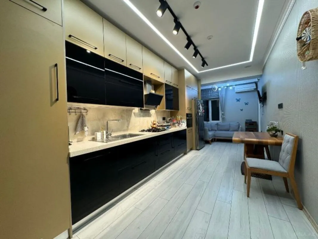 Satılır 3 otaqlı mənzil 147 m²