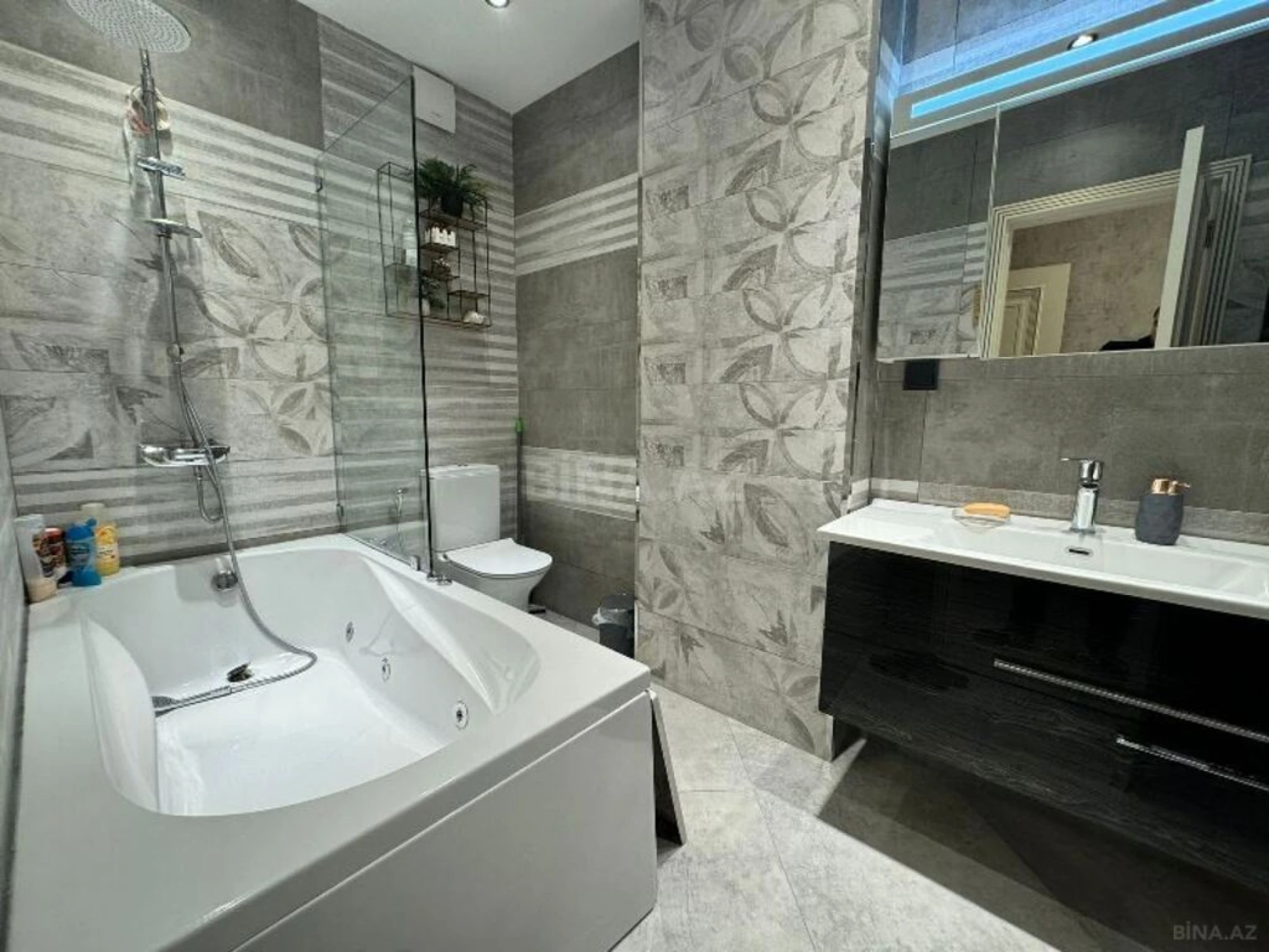 Satılır 3 otaqlı mənzil 147 m²