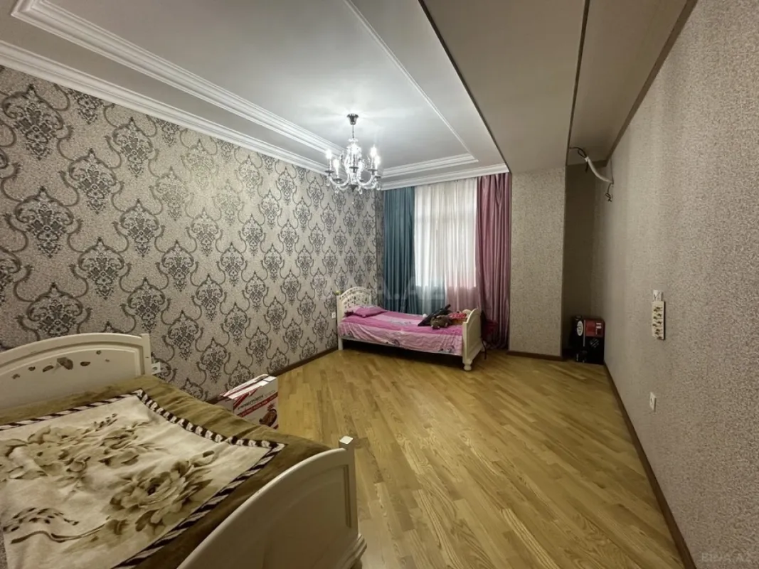 Satılır 3 otaqlı mənzil 157 m²