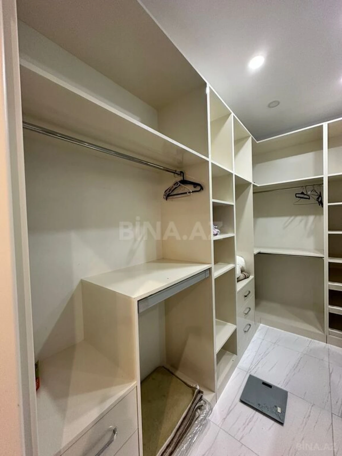 Satılır 4 otaqlı mənzil 230 m²