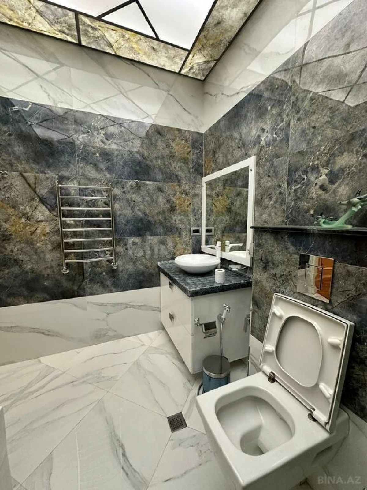 Satılır 4 otaqlı mənzil 230 m²