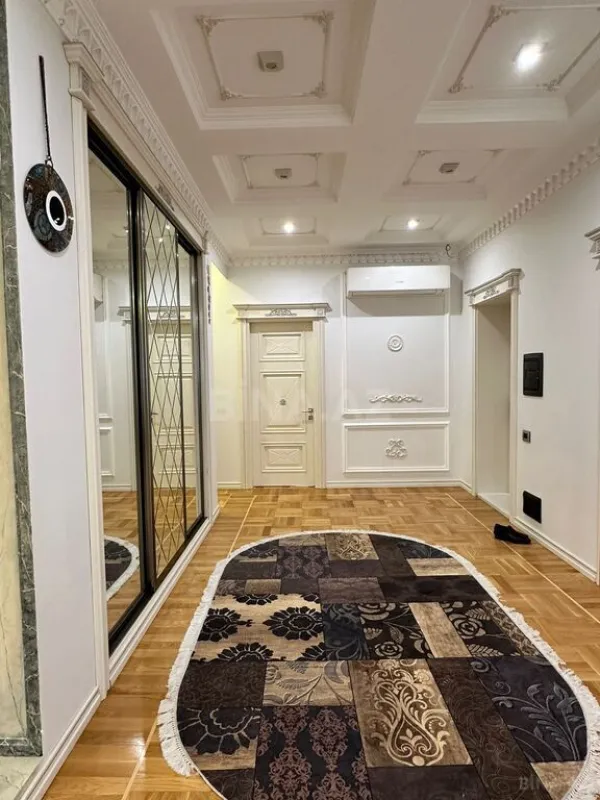 Satılır 4 otaqlı mənzil 230 m²