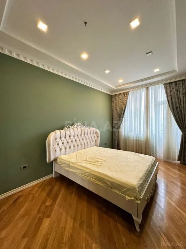Satılır 4 otaqlı mənzil 230 m²