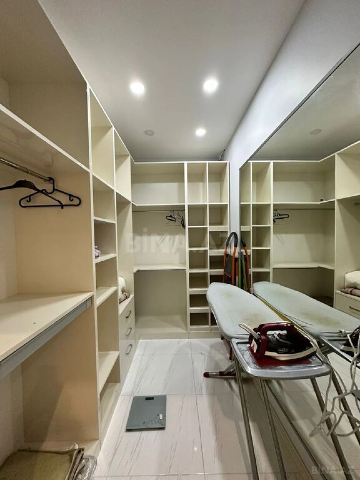 Satılır 4 otaqlı mənzil 230 m²