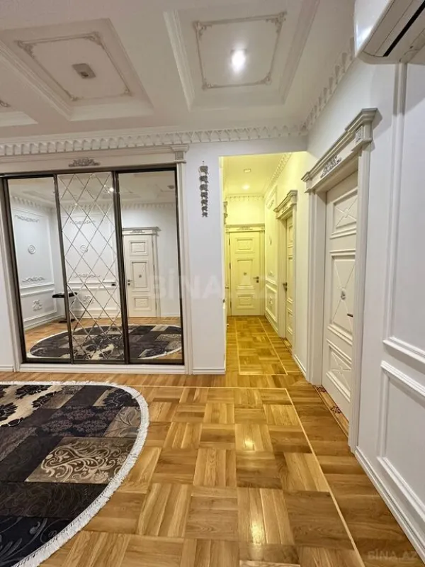 Satılır 4 otaqlı mənzil 230 m²