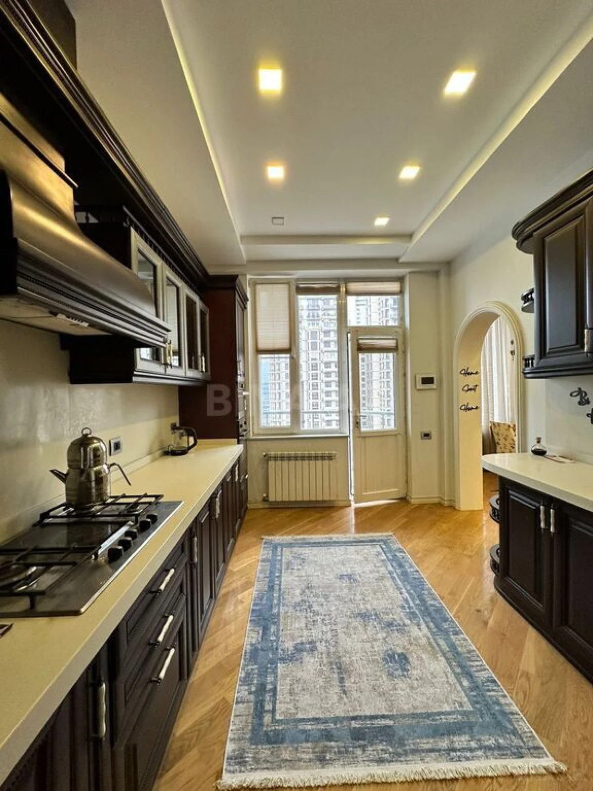 Satılır 4 otaqlı mənzil 230 m²
