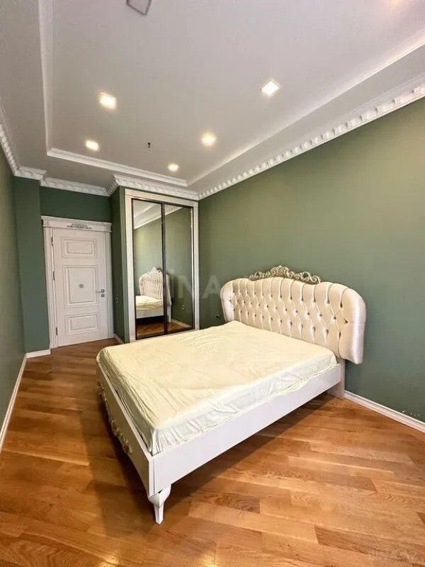 Satılır 4 otaqlı mənzil 230 m²