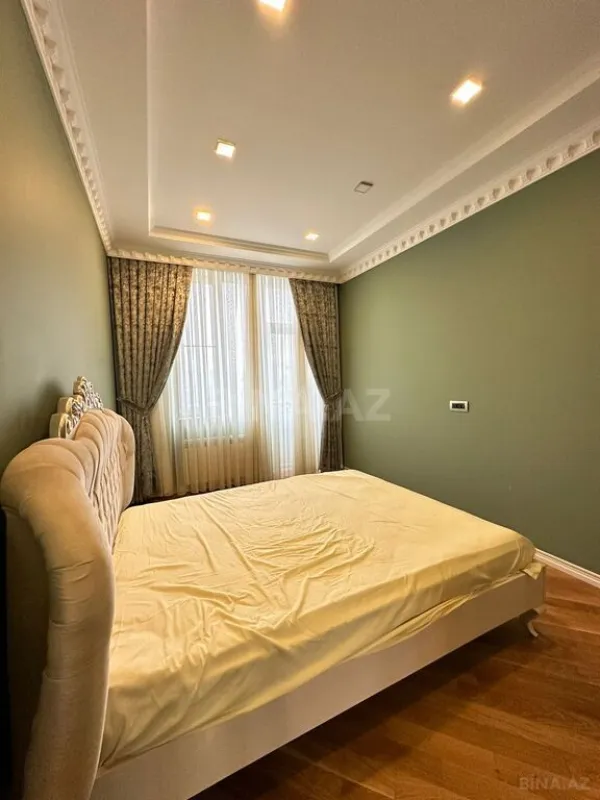 Satılır 4 otaqlı mənzil 230 m²
