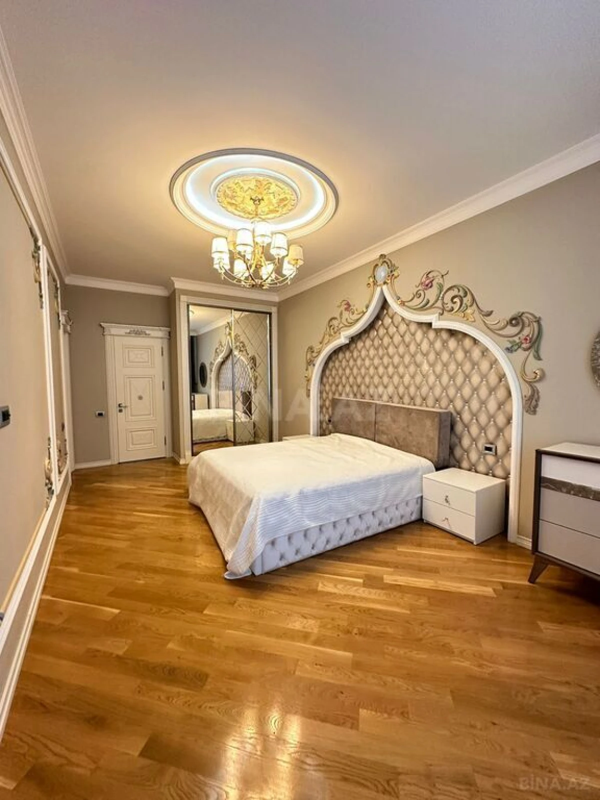 Satılır 4 otaqlı mənzil 230 m²