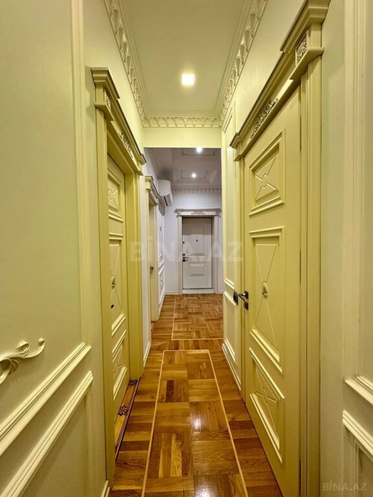 Satılır 4 otaqlı mənzil 230 m²