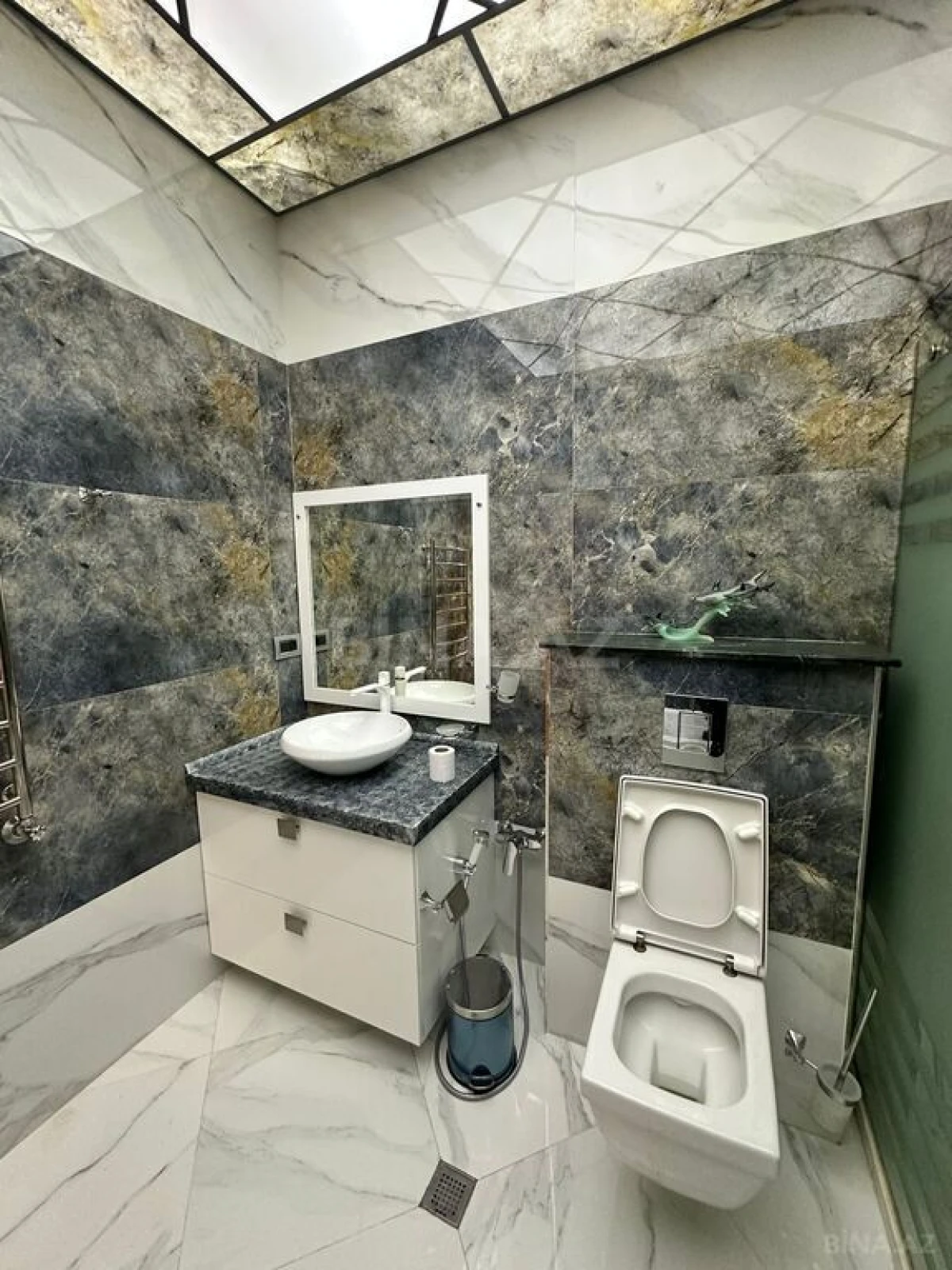 Satılır 4 otaqlı mənzil 230 m²