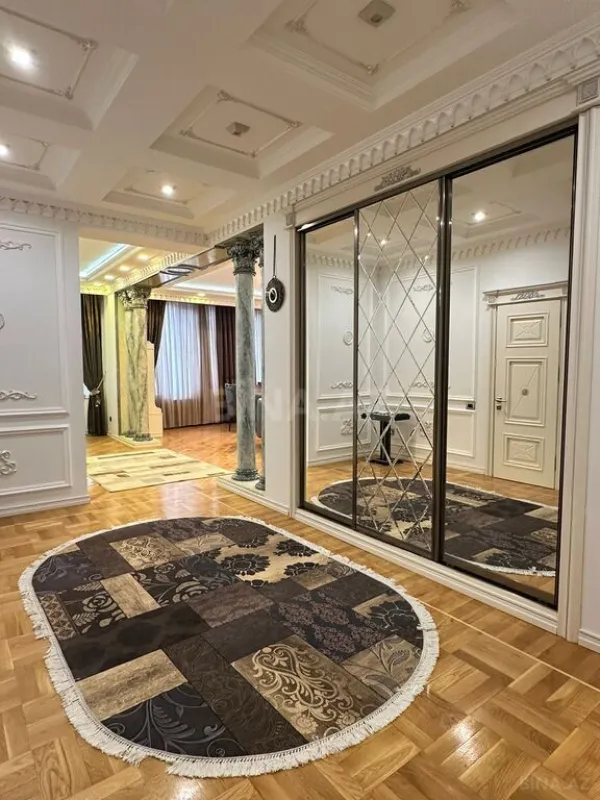 Satılır 4 otaqlı mənzil 230 m²