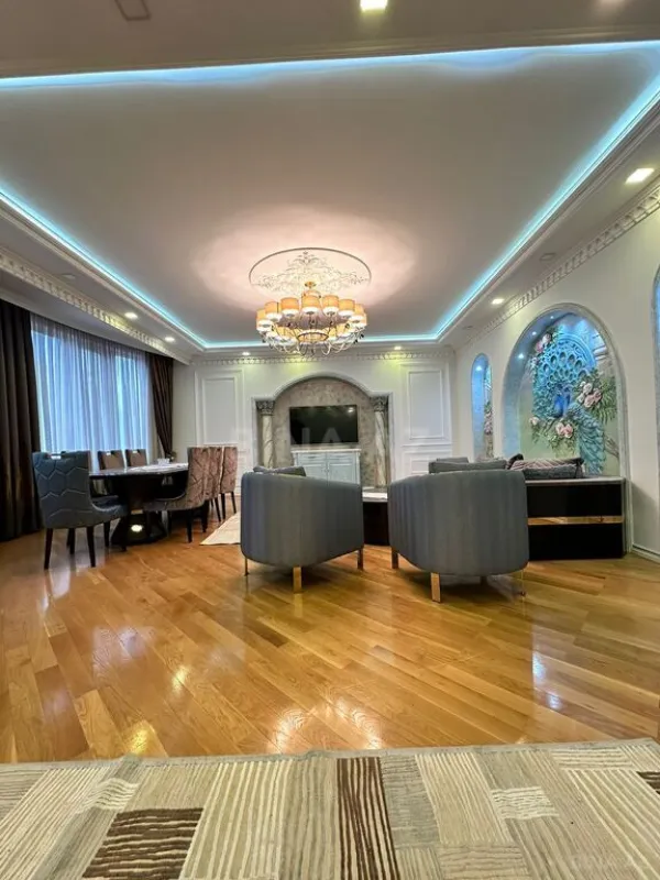 Satılır 4 otaqlı mənzil 230 m²