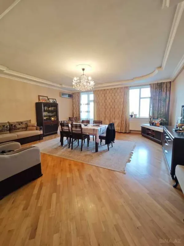 Satılır 3 otaqlı mənzil 148 m²