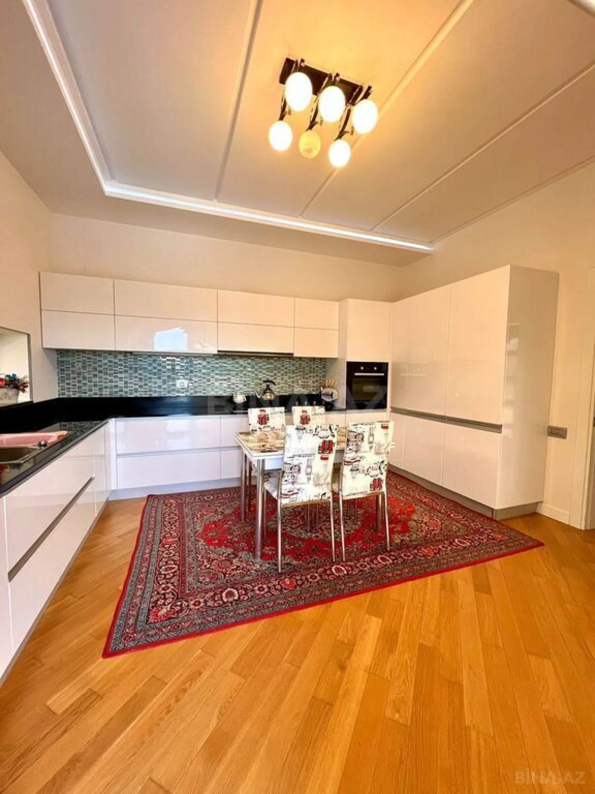 Satılır 5 otaqlı həyət evi 350 m²