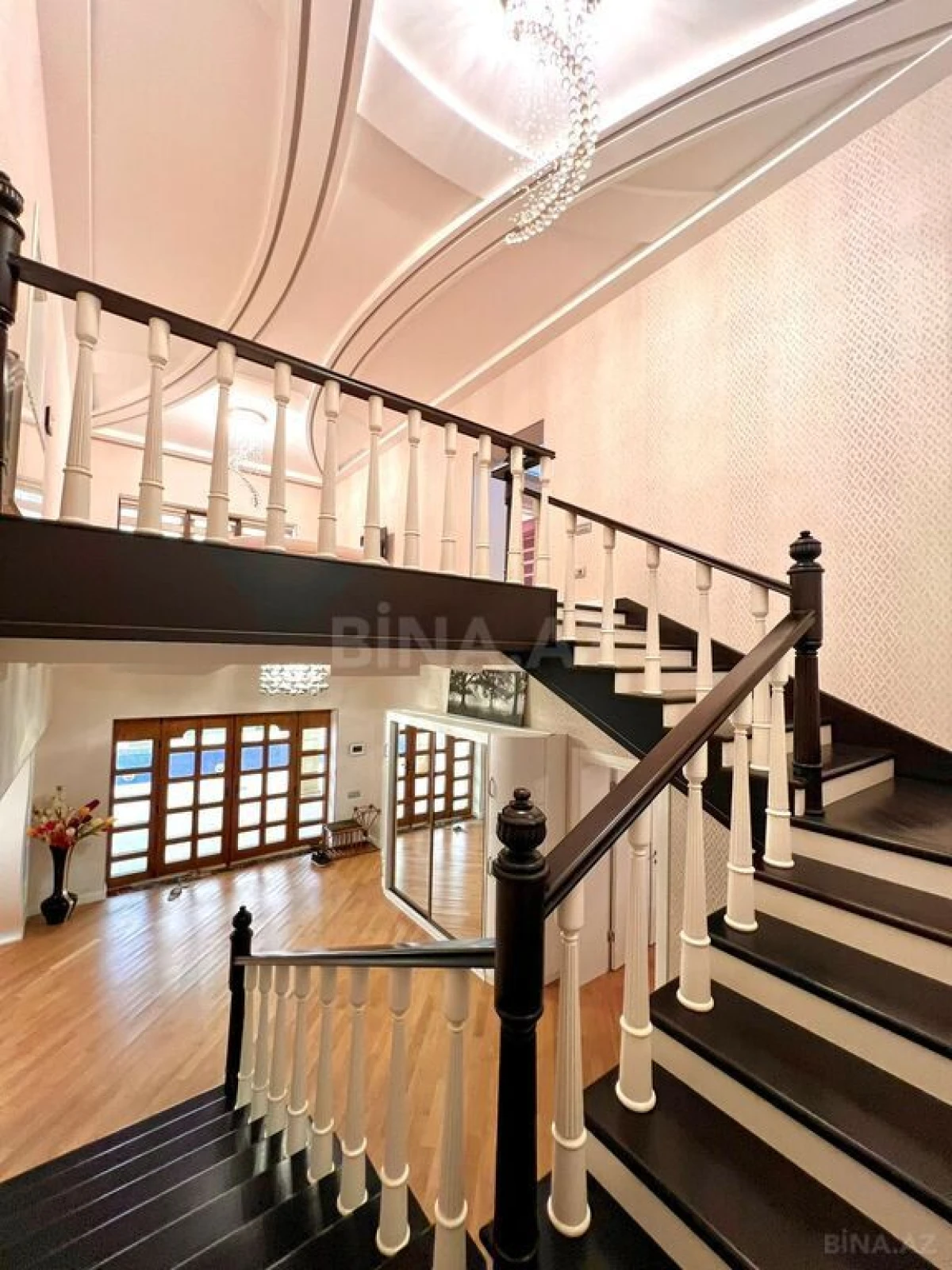 Satılır 5 otaqlı həyət evi 350 m²