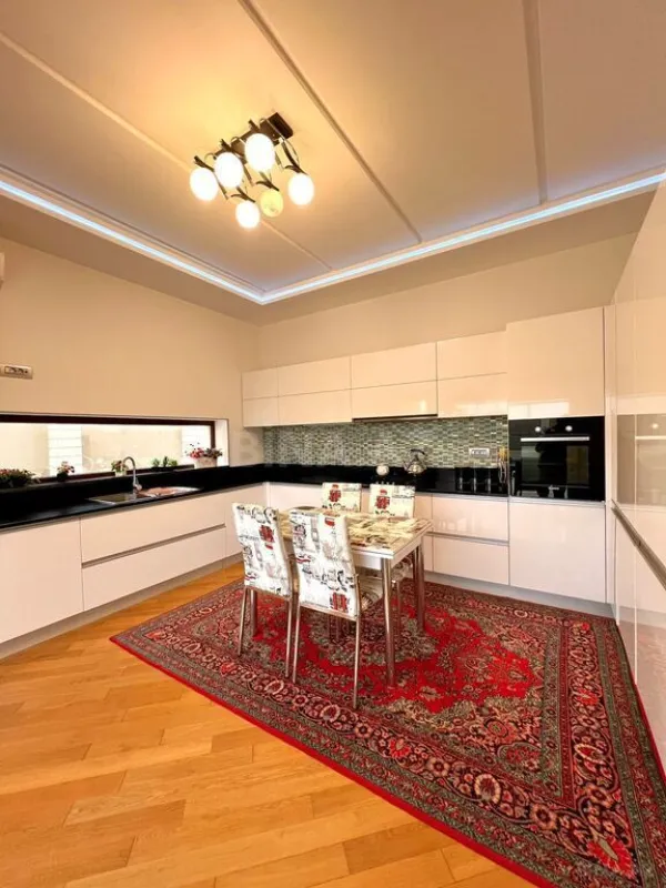 Satılır 5 otaqlı həyət evi 350 m²