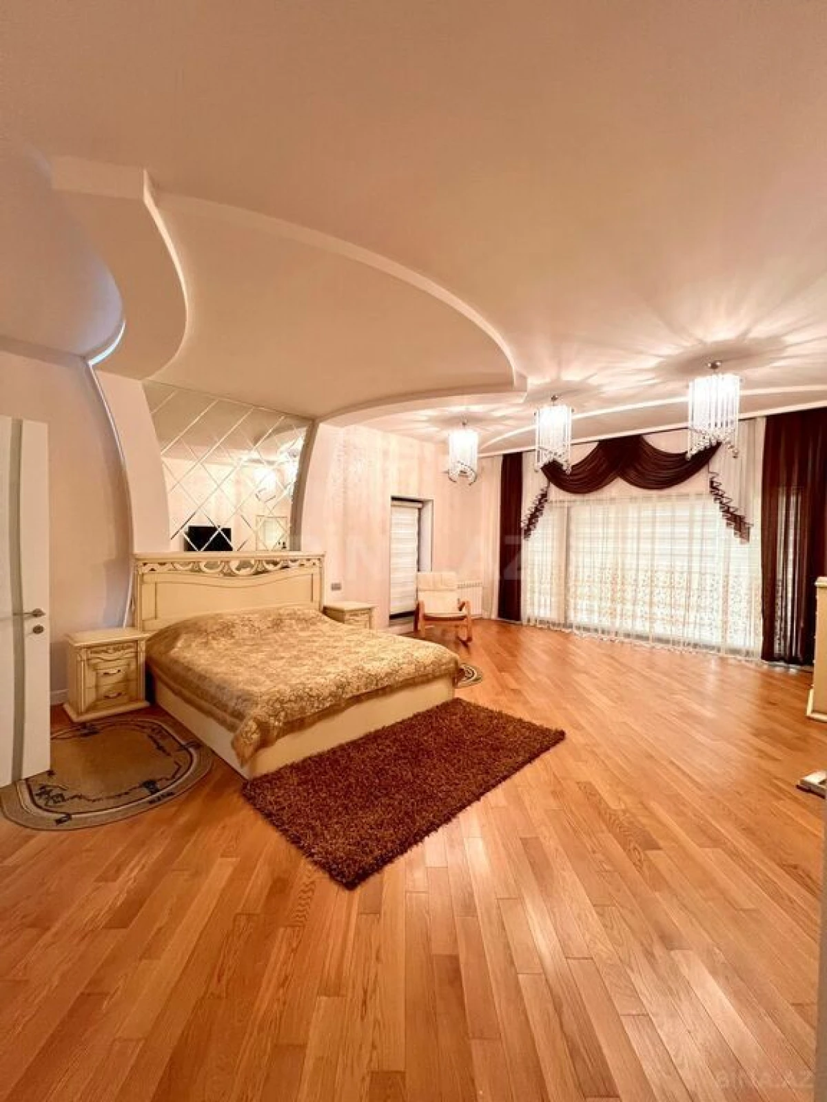 Satılır 5 otaqlı həyət evi 350 m²