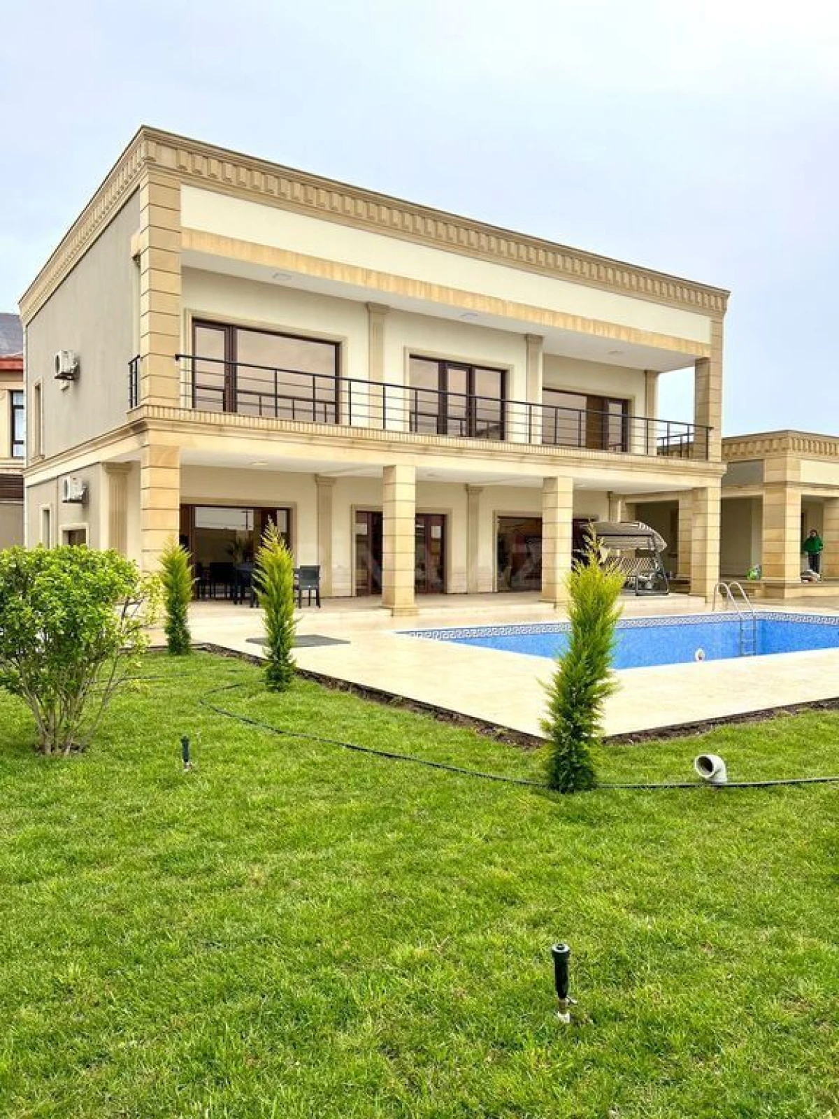 Satılır 5 otaqlı həyət evi 350 m²