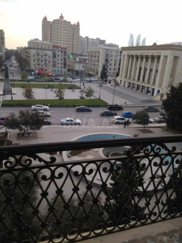 Satılır 4 otaqlı mənzil 120 m²