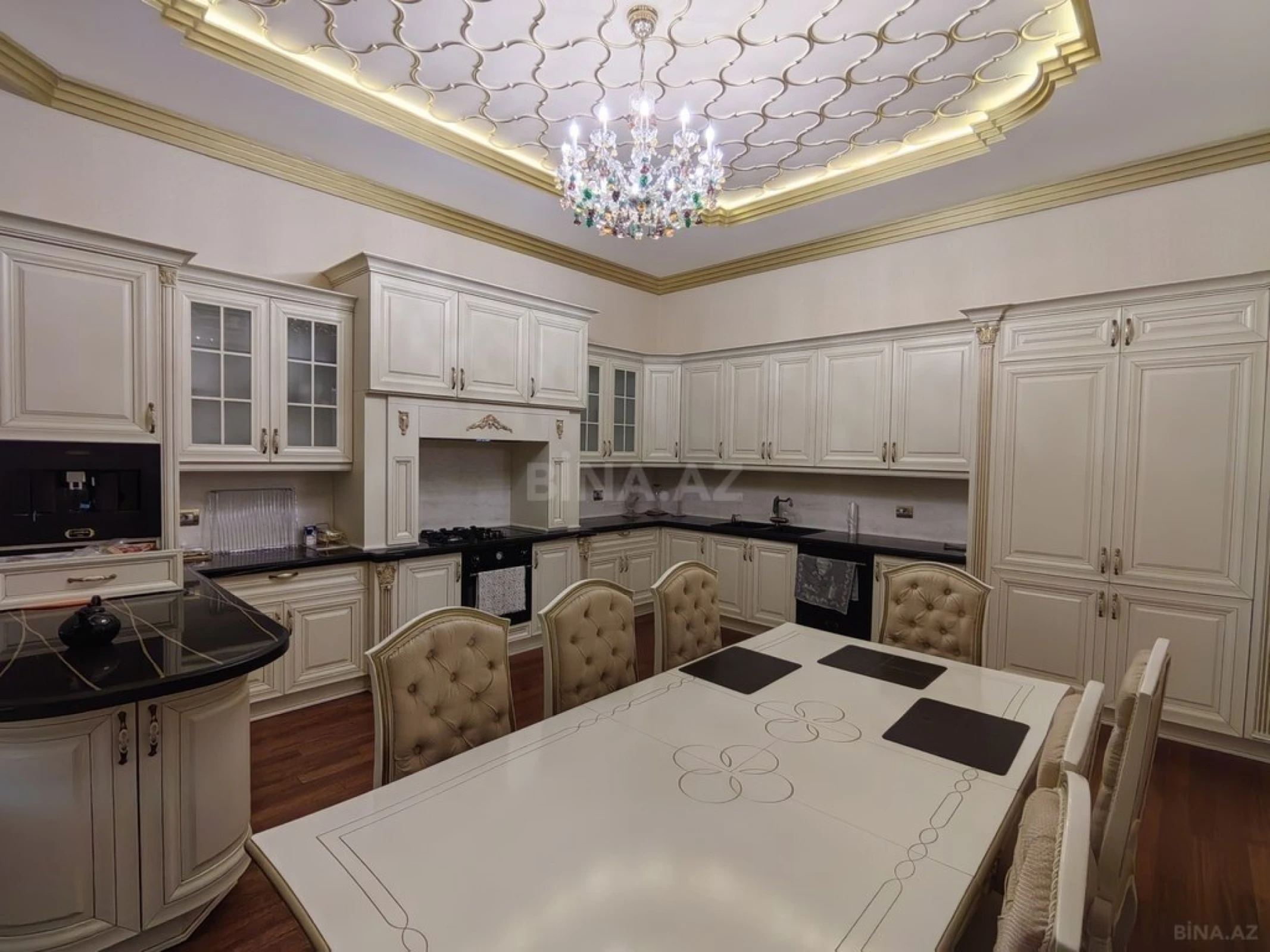 Satılır 11 otaqlı həyət evi 950 m²