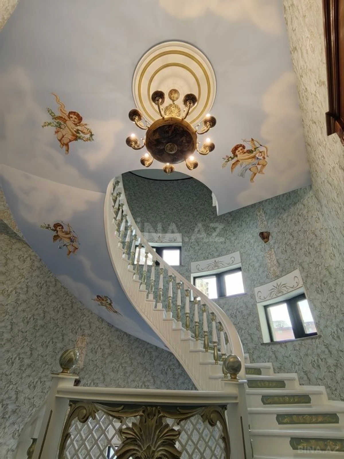 Satılır 11 otaqlı həyət evi 950 m²