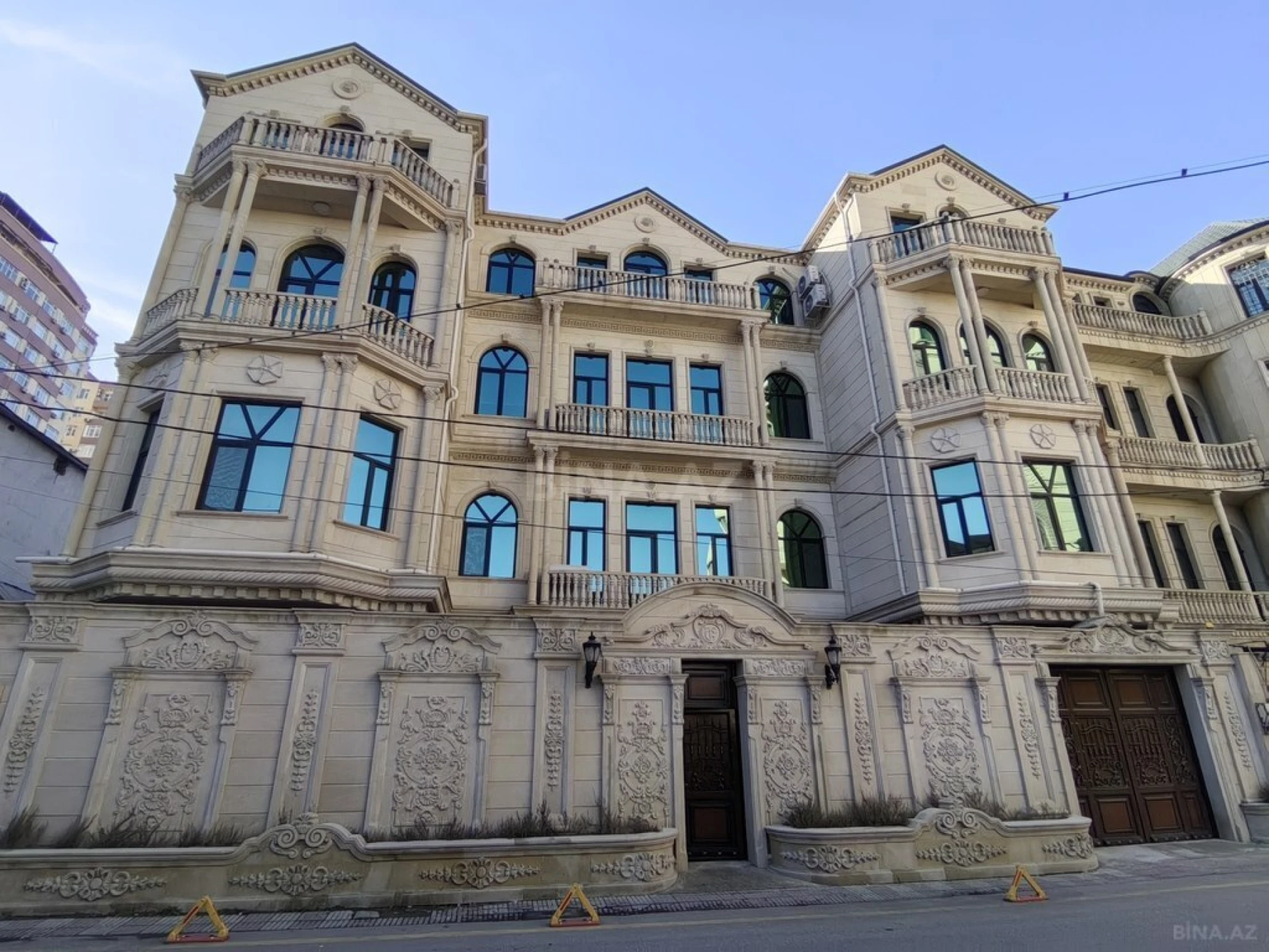 Satılır 11 otaqlı həyət evi 950 m²
