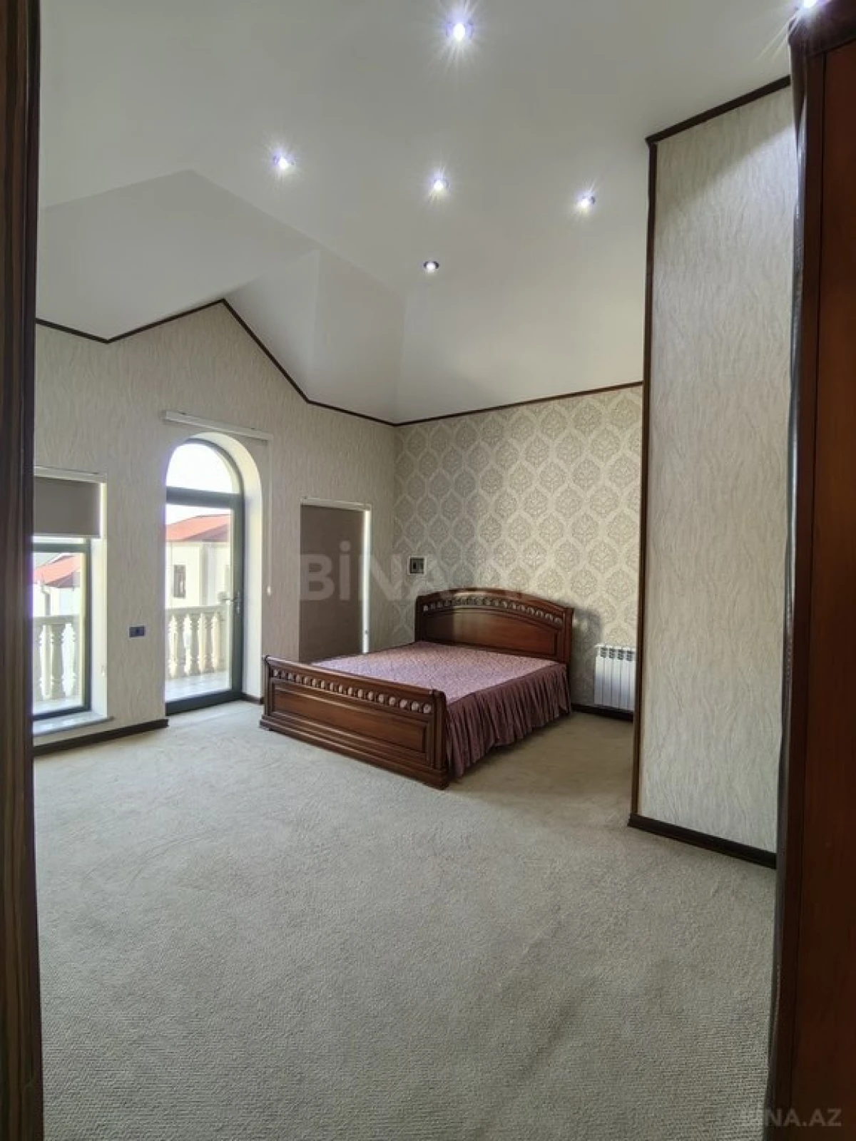 Satılır 11 otaqlı həyət evi 950 m²