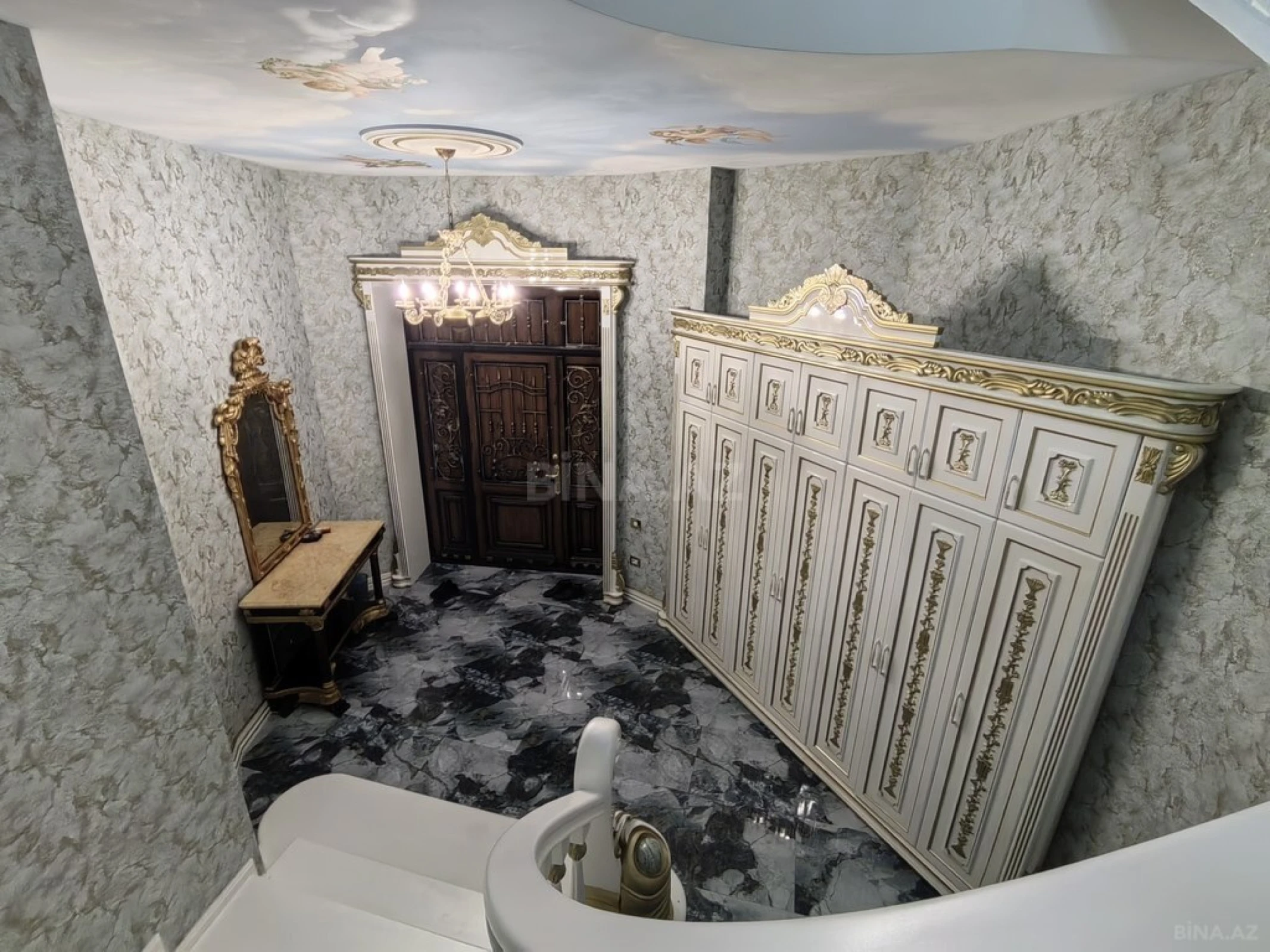 Satılır 11 otaqlı həyət evi 950 m²