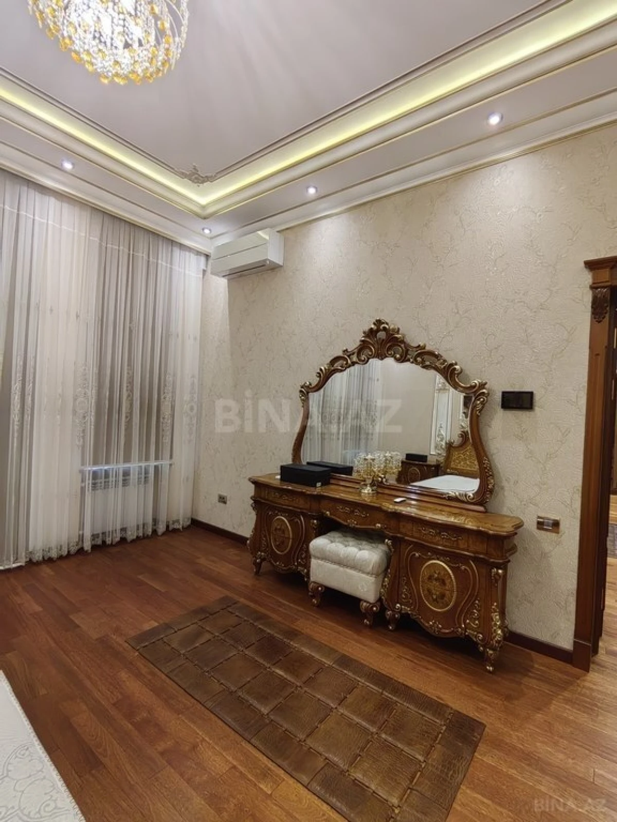 Satılır 11 otaqlı həyət evi 950 m²