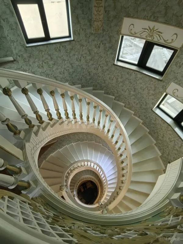 Satılır 11 otaqlı həyət evi 950 m²