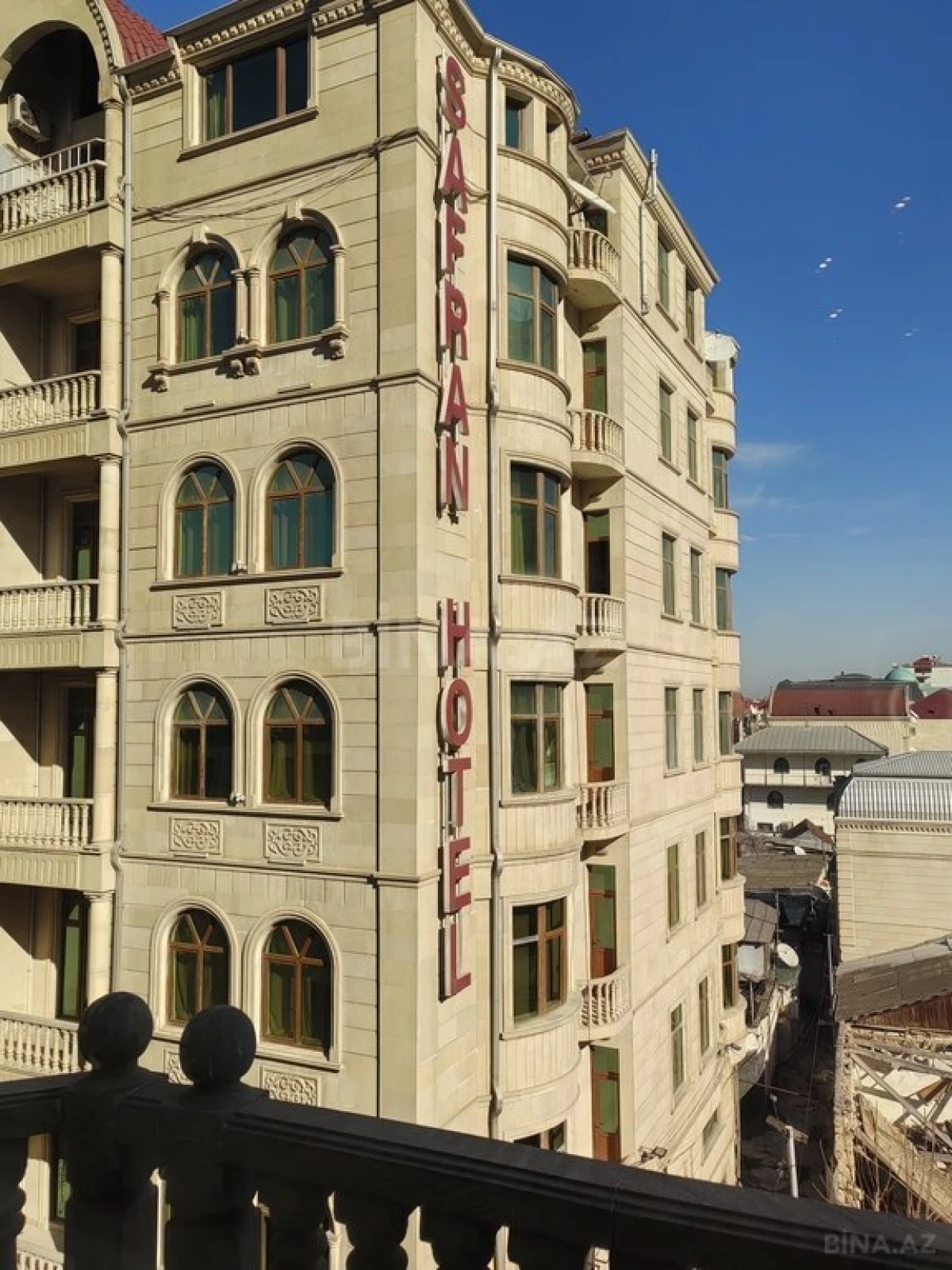 Satılır 11 otaqlı həyət evi 950 m²