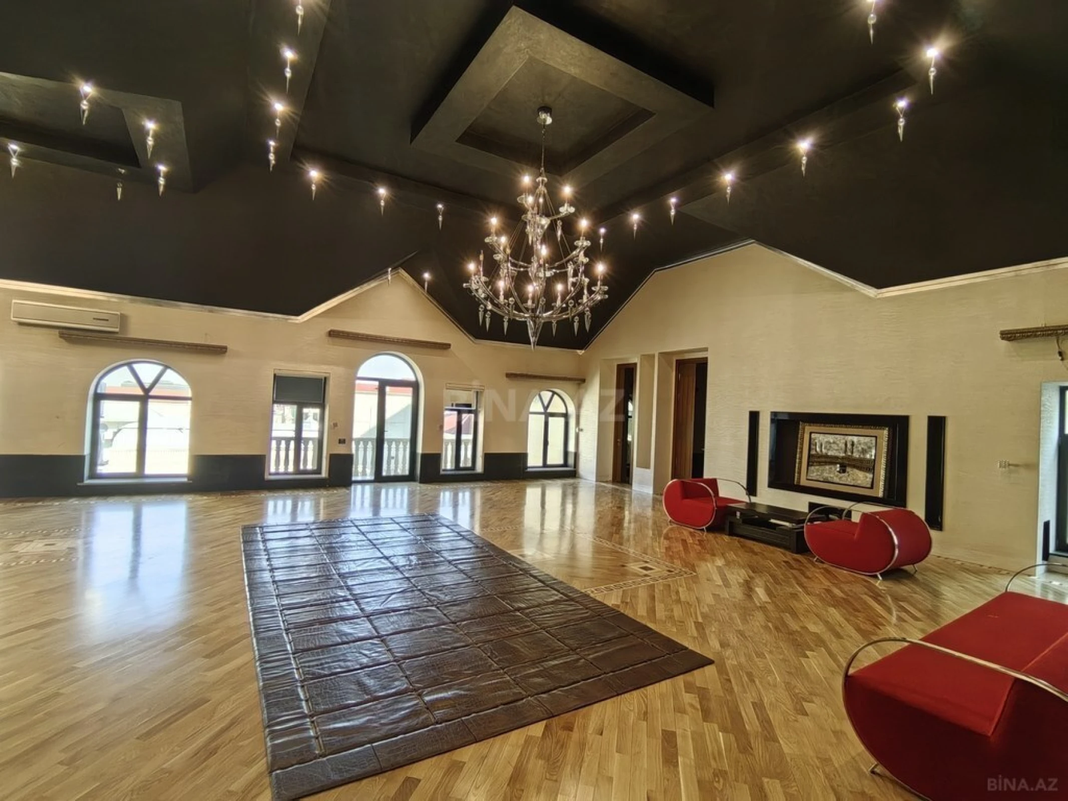 Satılır 11 otaqlı həyət evi 950 m²