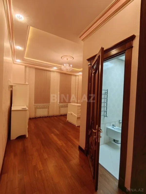 Satılır 11 otaqlı həyət evi 950 m²