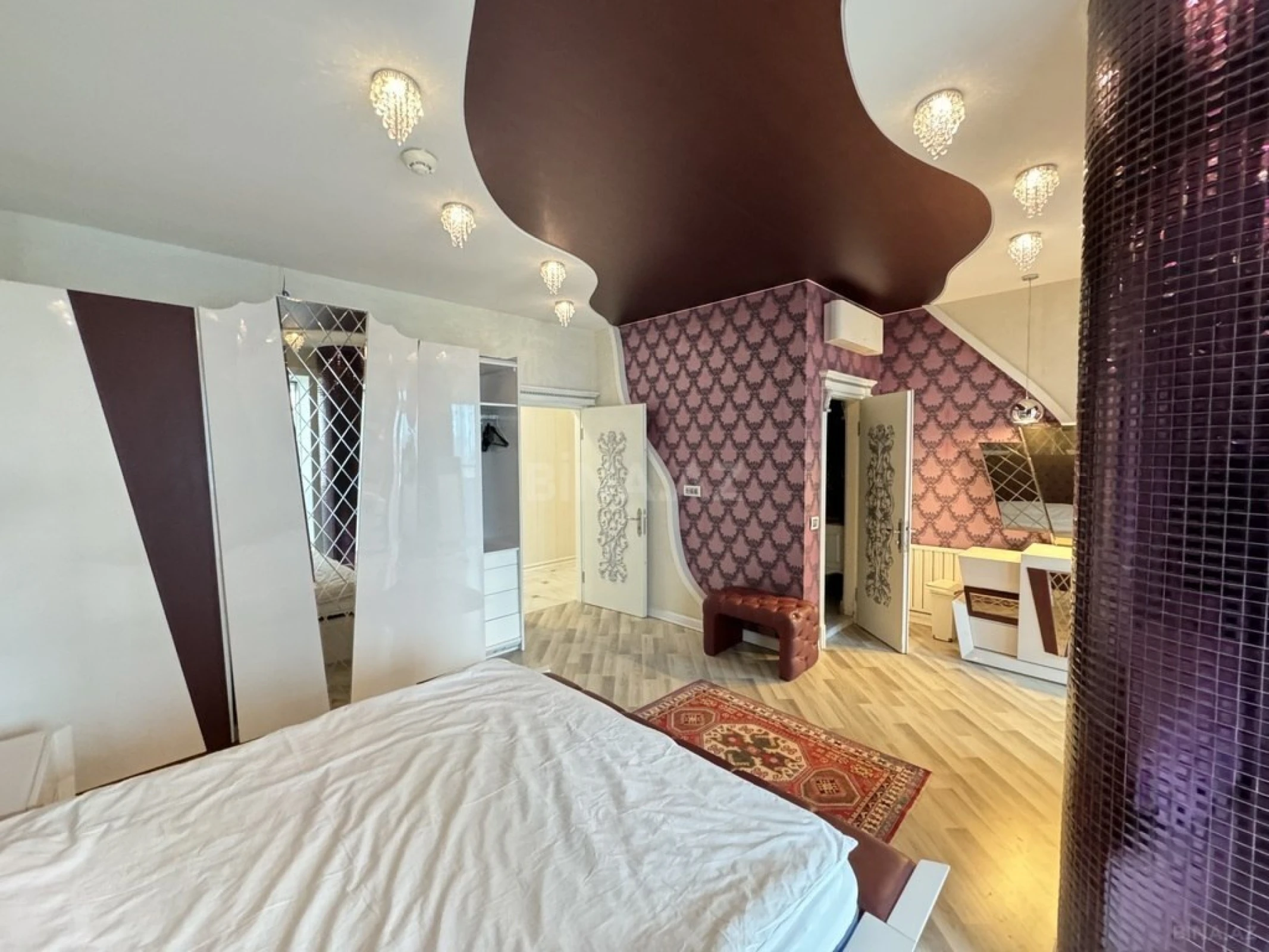 Kirayə verilir 5 otaqlı mənzil 300 m²