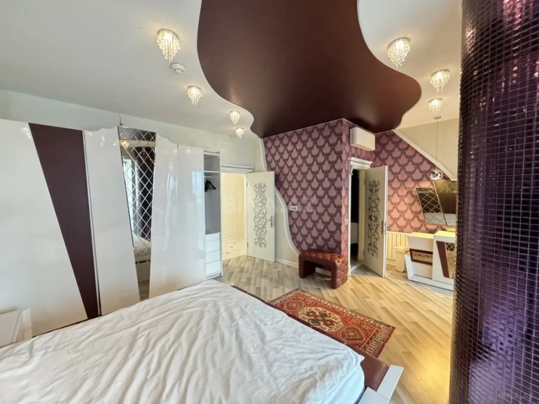 Kirayə verilir 5 otaqlı mənzil 300 m²