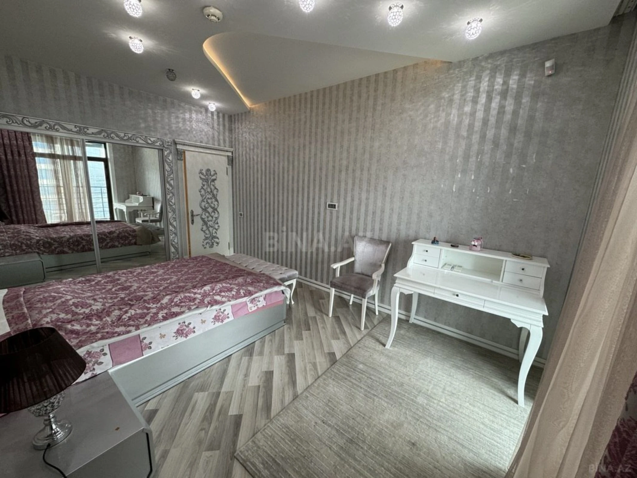 Kirayə verilir 5 otaqlı mənzil 300 m²