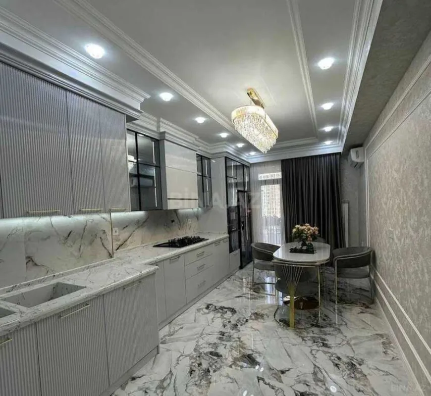 Satılır 4 otaqlı mənzil 202 m²