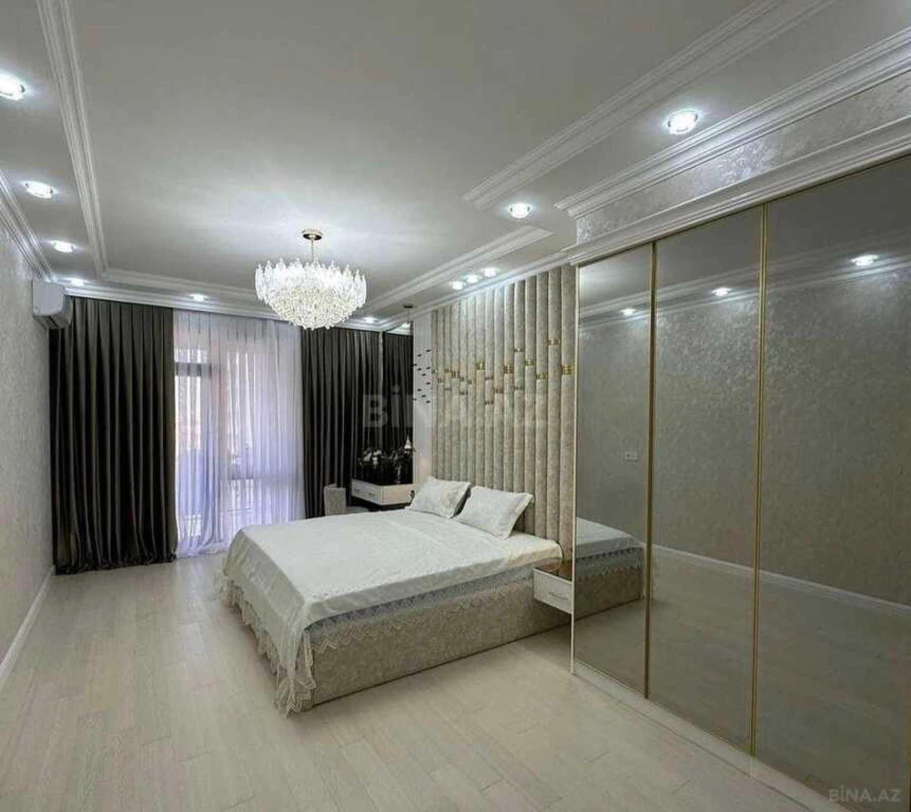 Satılır 4 otaqlı mənzil 202 m²