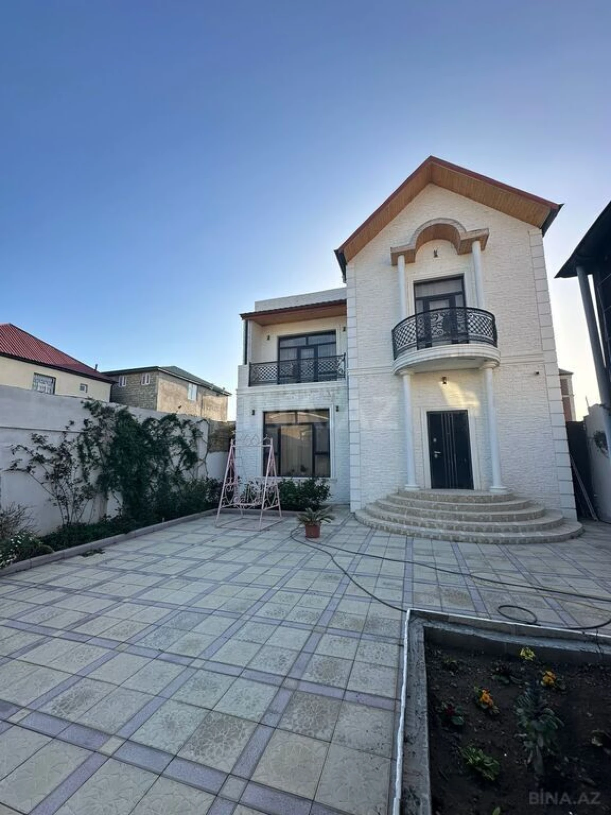 Satılır 4 otaqlı həyət evi 240 m²