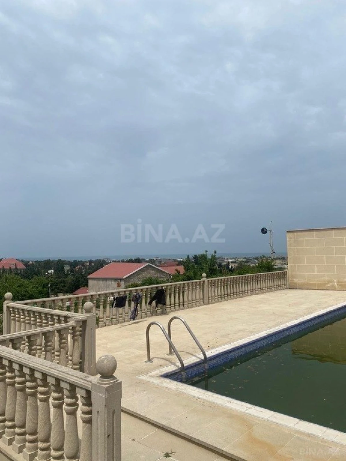 Satılır 11 otaqlı həyət evi 700 m²