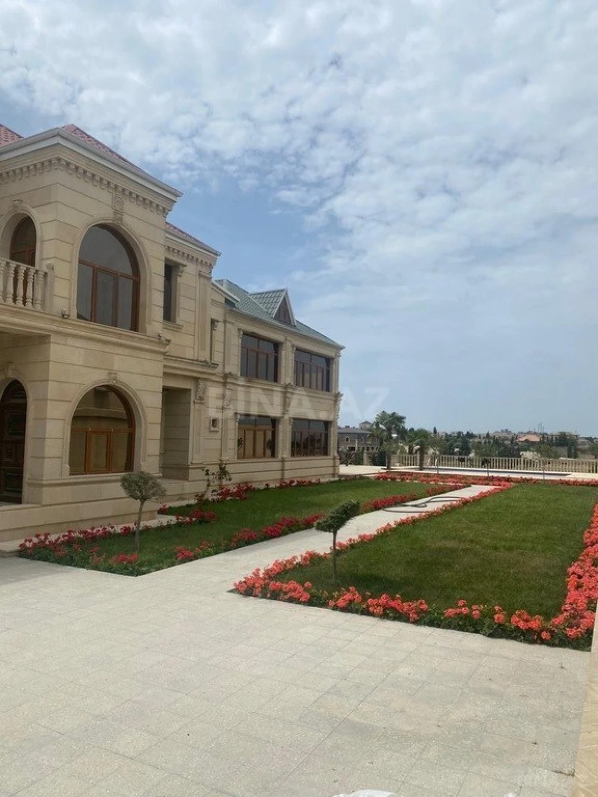 Satılır 11 otaqlı həyət evi 700 m²