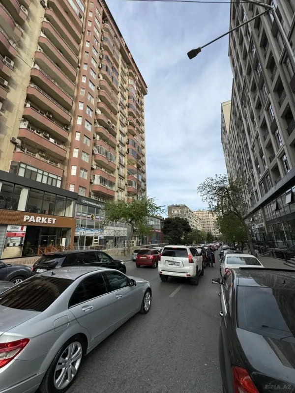 Satılır 3 otaqlı mənzil 163 m²