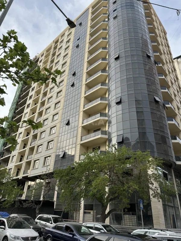 Satılır 3 otaqlı mənzil 163 m²