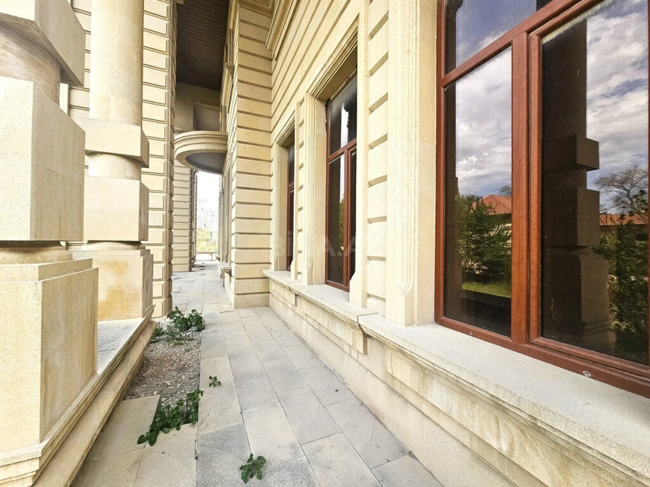 Satılır 10 otaqlı həyət evi 1000 m²