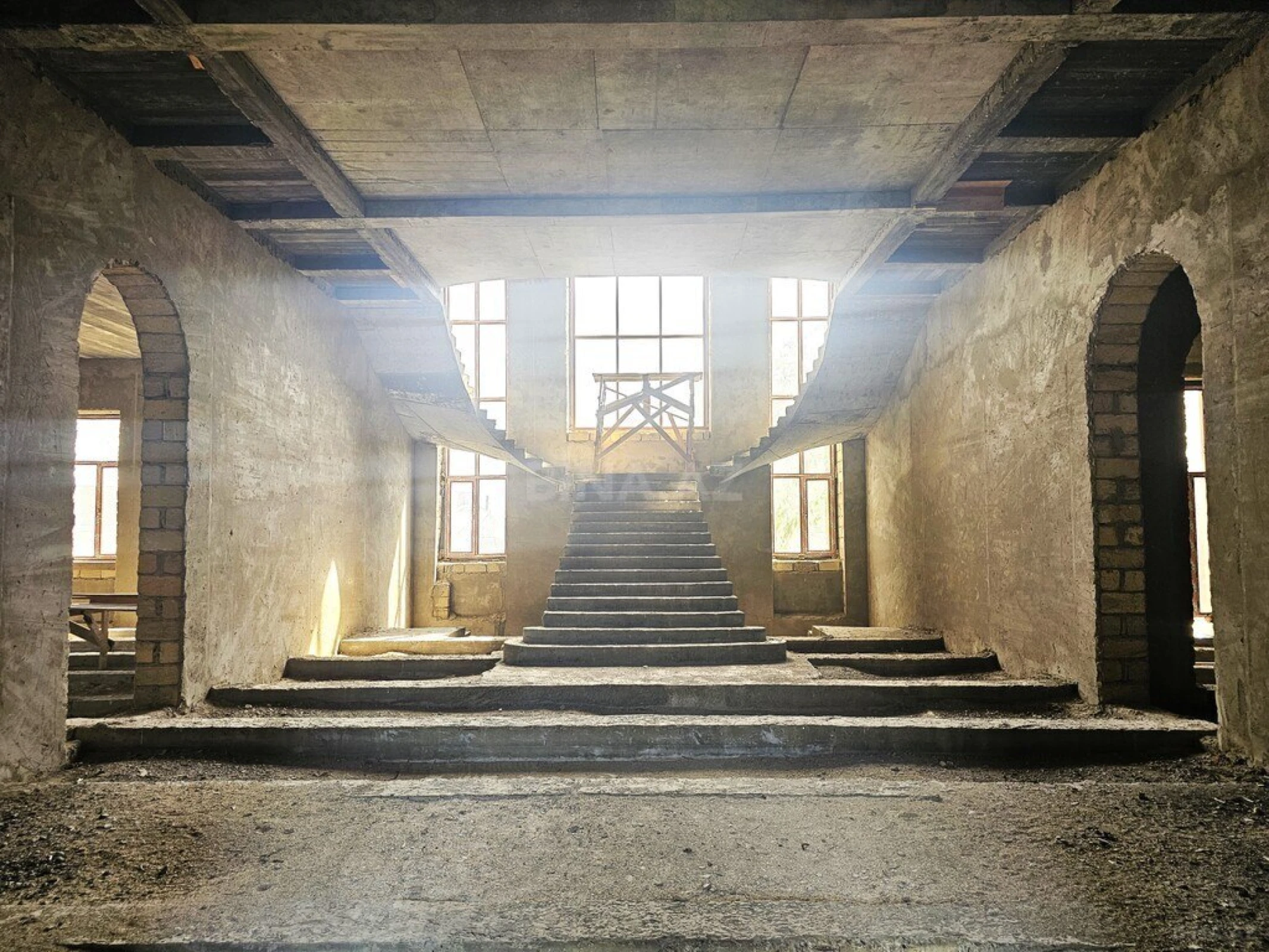 Satılır 10 otaqlı həyət evi 1000 m²