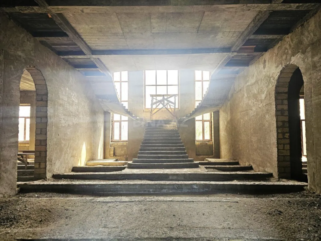 Satılır 10 otaqlı həyət evi 1000 m²