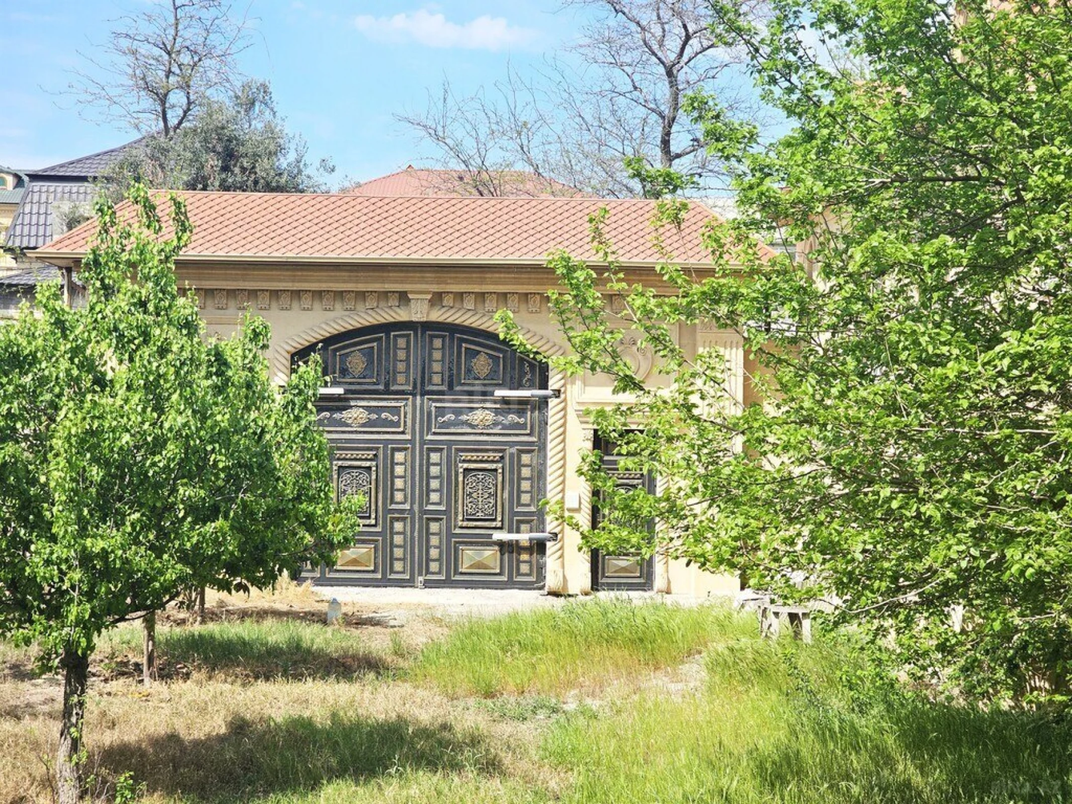 Satılır 10 otaqlı həyət evi 1000 m²