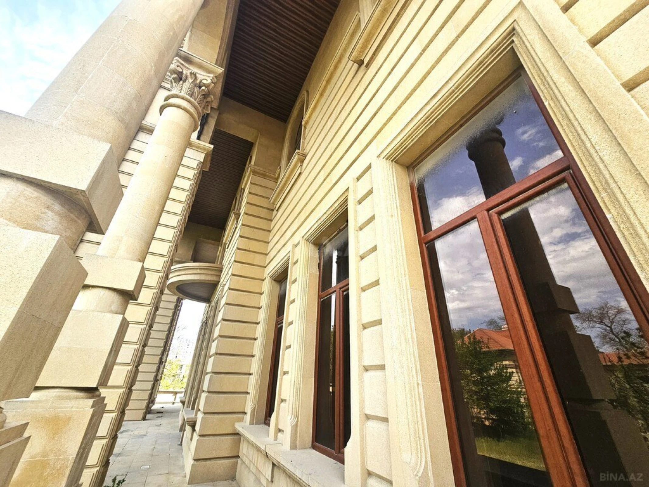 Satılır 10 otaqlı həyət evi 1000 m²